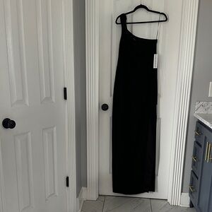 JAYGODFREY Elegant Black One-Shoulder Gown